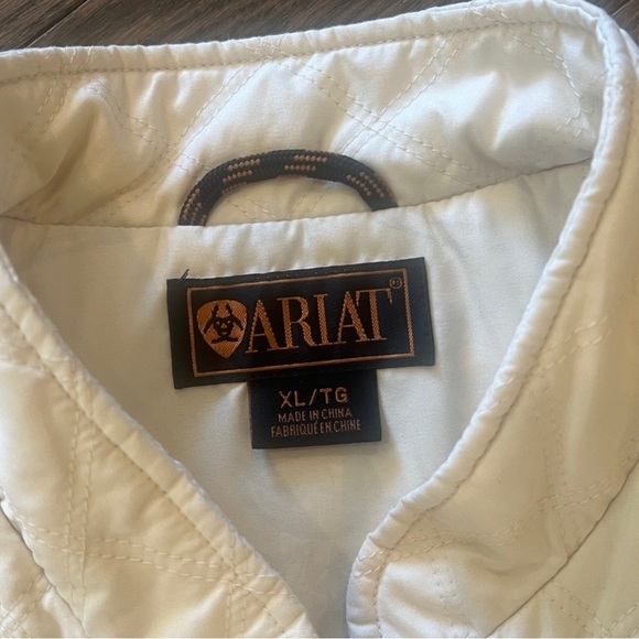 Beautiful Ariat quilted vest elegant cream! layering piece floral lining classic - Picture 3 of 10